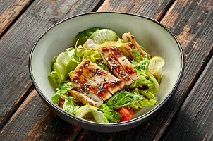 Салат с кальмаром гриль и киноа