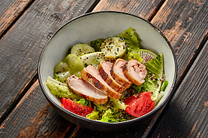 Салат с куриным бедром су-вид