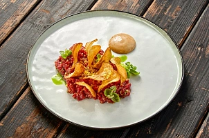 Тартар из оленины с бручничным соусом