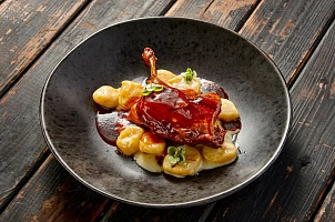 Утиная ножка с клецками из тыквы